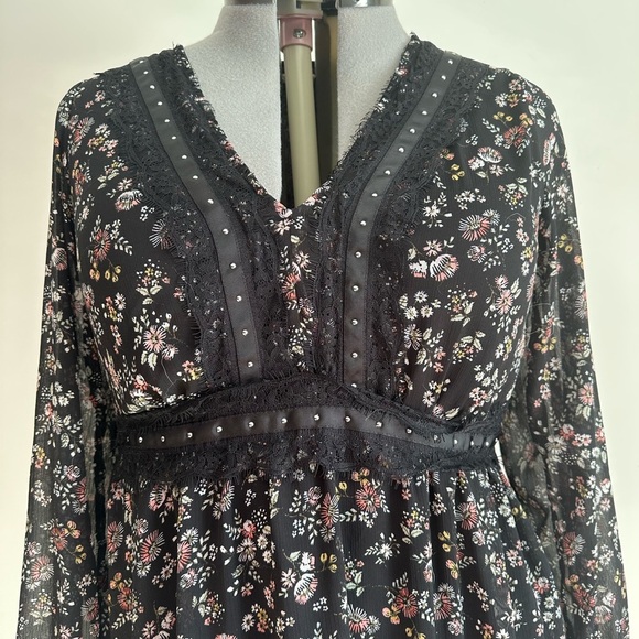 **3 for $15**Ardene Black Floral Long Sleeve Dress - Picture 2 of 6